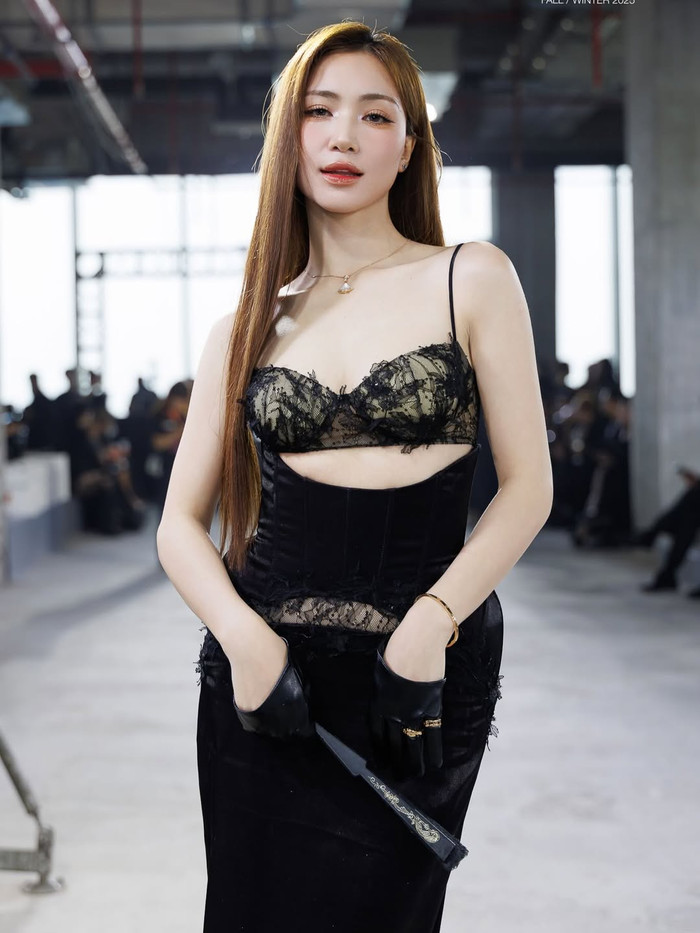 Hòa Minzy trở thành tâm điểm chú ý khi xuất hiện với vẻ ngoài đầy cuốn hút. Ảnh: IGNV