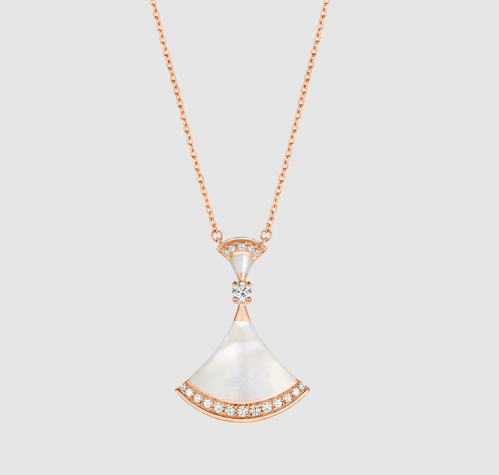 Dây chuyền kim cương 200 triệu của Hòa Minzy Ảnh 3