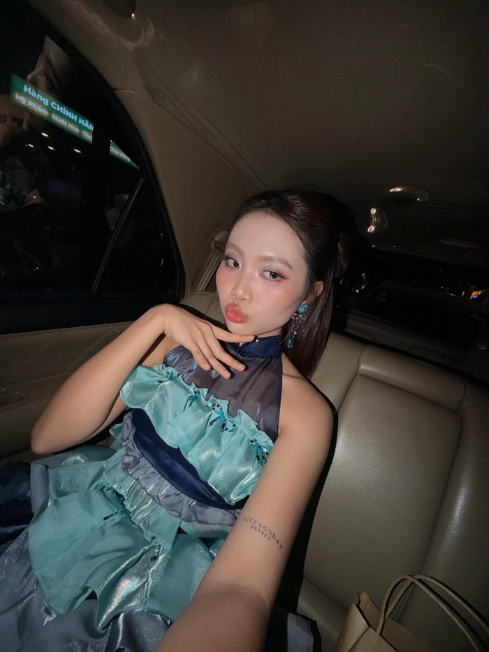 Phương Mỹ Chi tranh thủ chụp ảnh trong quá trình di chuyển. Ảnh: IGNV