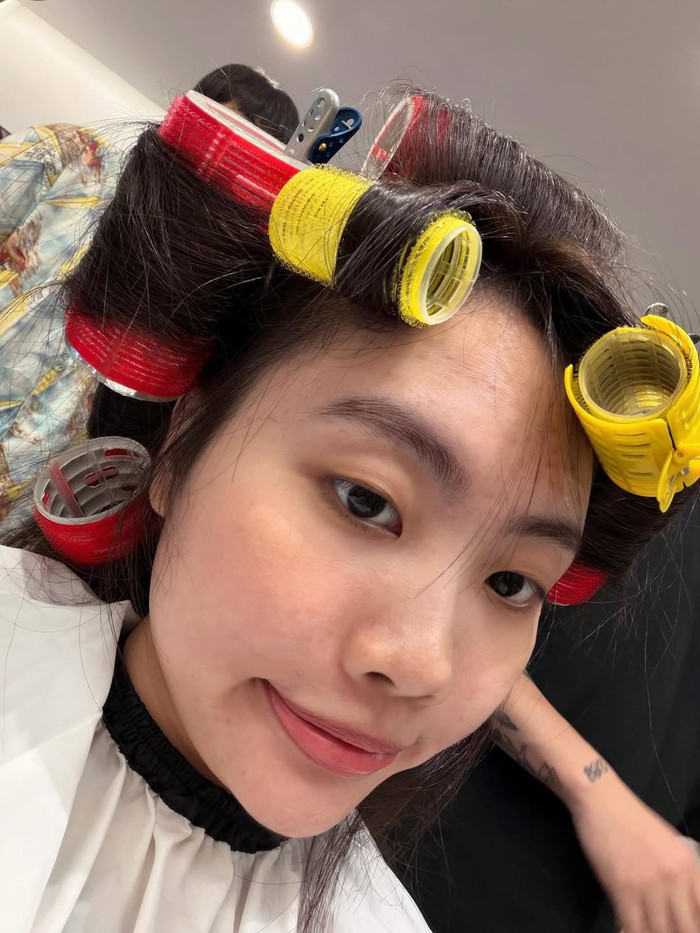  Phương Mỹ Chi khoe cận mặt mộc khi đang làm tóc. Ảnh: IGNV