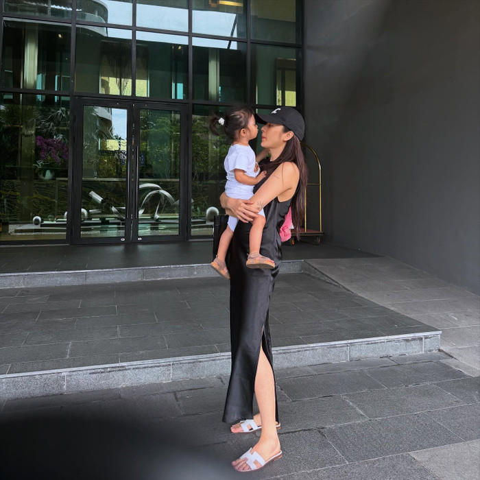 Hình ảnh đời thường của nữ ca sĩ bên con gái. (Ảnh FBNV)