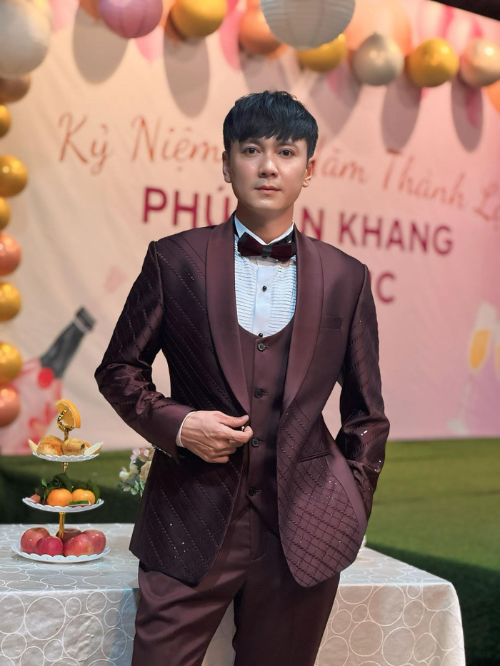 Nhiều đồng nghiệp và khán giả gửi lời chia buồn đến nam diễn viên. Vào năm ngoái, anh vừa đau lòng tiễn em trai ra đi, năm nay lại thêm mất mát lớn. (Ảnh FBNV)