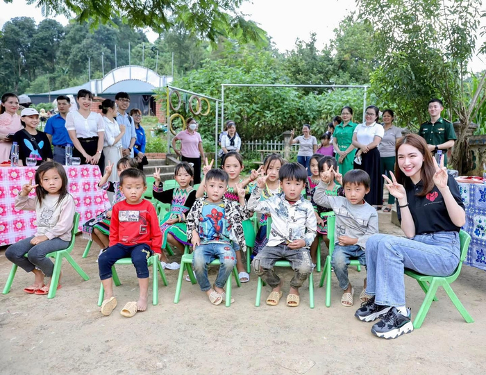 Cách đây chưa lâu, Hòa Minzy cho biết cô nhận nuôi ăn thêm 100 em nhỏ vùng cao, nâng tổng số trẻ em được hỗ trợ ở dự án Nuôi Em lên con số 500 sau 5 năm gắn bó với dự án.