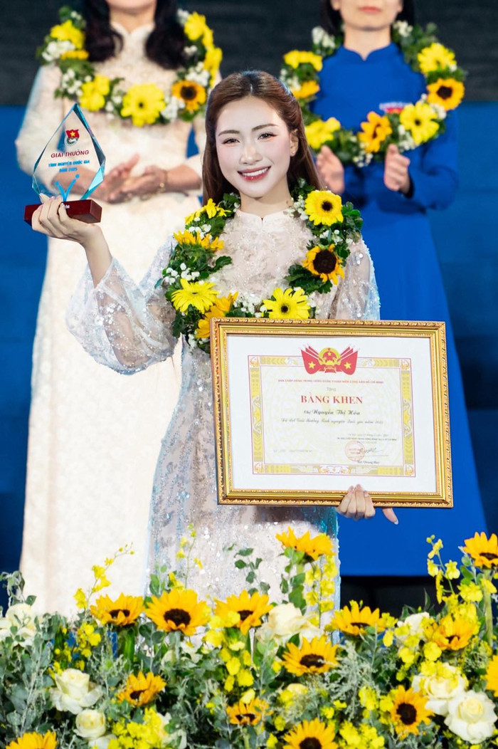 Hòa Minzy được trao tặng Giải thường tình nguyện Quốc gia năm 2025 (Ảnh: FBNV).