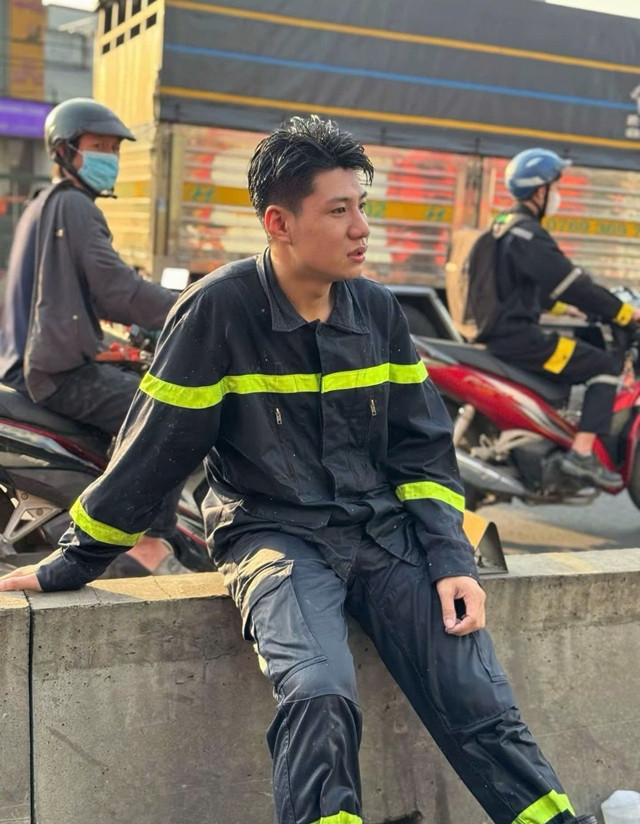 Clip: Thanh niên bất chấp nguy hiểm lao ra cứu nữ sinh trước đầu container, danh tính gây bất ngờ Ảnh 2