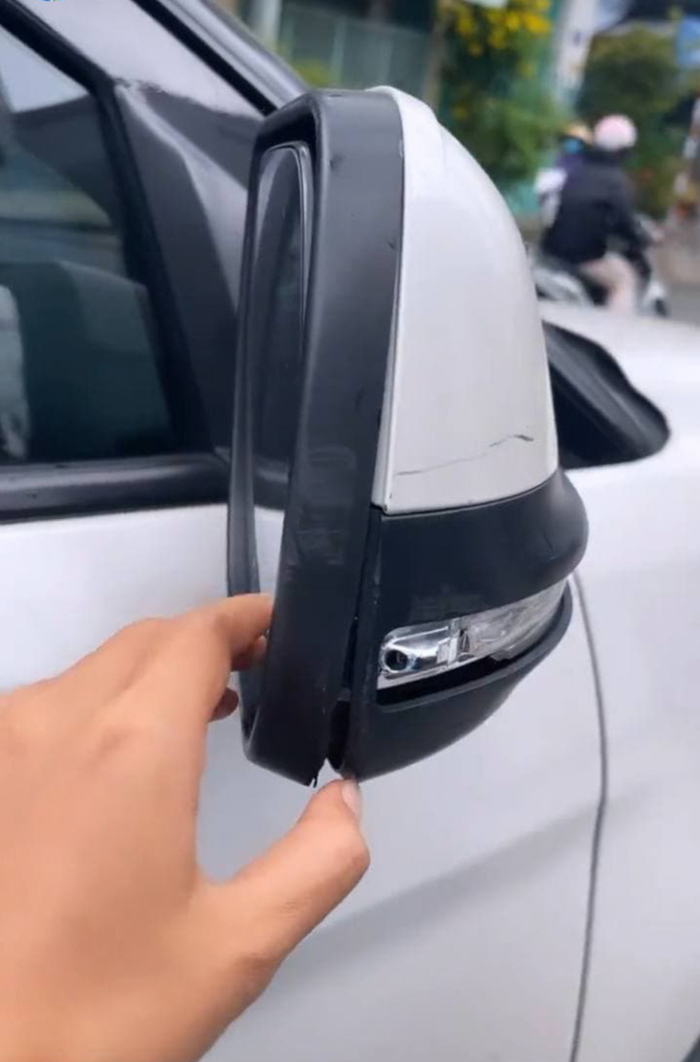 H’Hen Niê từng chia sẻ về việc chiếc xe bị va quệt khi đi hỗ trợ tiếp tế lương thực mùa dịch.