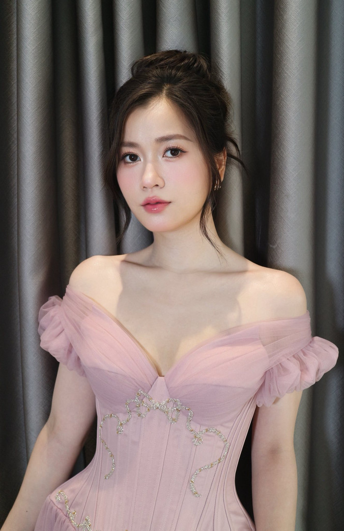 Hiện tại, Lâm Vỹ Dạ đã giảm được 14kg, cho thấy vóc dáng săn chắc, thon gọn hơn nhiều so với trước đây (Ảnh: FBNV).