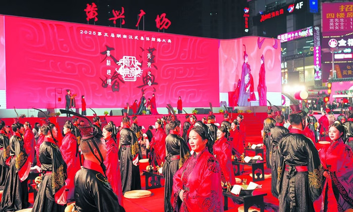 Cô gái kết hôn với người lính từng cứu sống mình năm 11 tuổi, mạng xã hội xúc động Ảnh 1