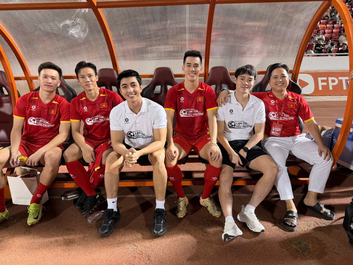 Diễn viên Bình An cùng nhiều cầu thủ, diễn viên tham gia một sự kiện bóng đá. (Ảnh: FBNV)