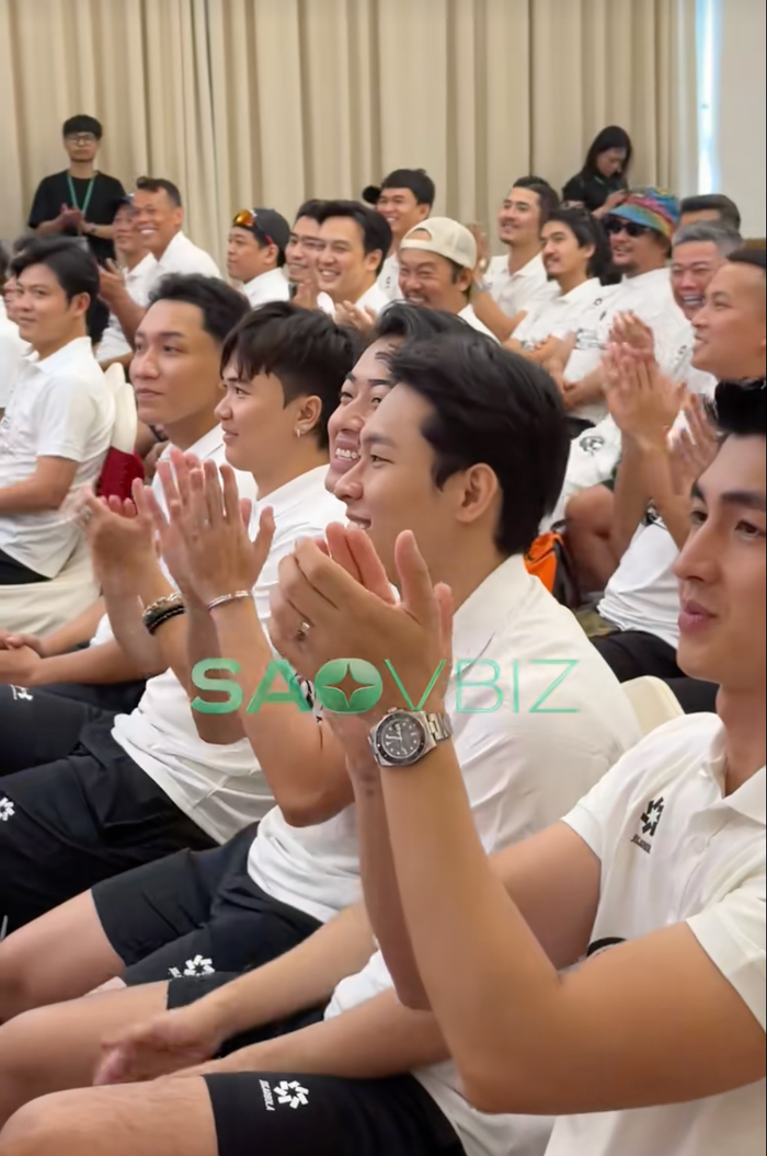 Diễn viên Bình An diện mẫu đồng hồ Rolex trong sự kiện bóng đá gần đây. (Ảnh: chụp màn hình)