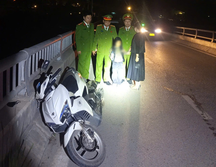 Trung tá Bùi Văn Phòng - Trưởng Công an phường Bạch Đằng cùng tổ công tác kịp thời ngăn chặn chị T.T.L và con tự tử. Ảnh: Bộ Công an