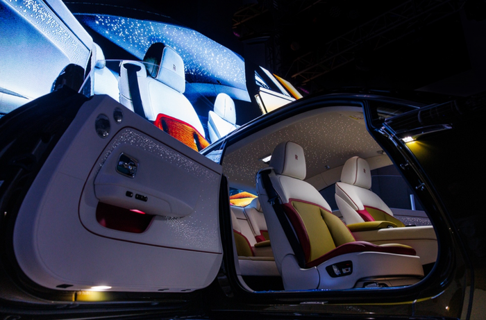 Không gian rear cabin với hiệu ứng bầu trời sao Starlight Doors