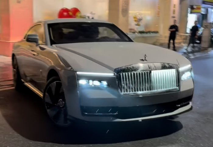 Chiếc Rolls-Royce Spectre màu xám tại Hà Nội