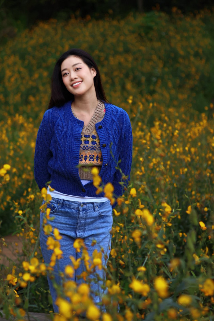 Đời thường, nàng hậu thường lựa chọn những trang phục cơ bản như áo phông, quần jeans. (Ảnh FBNV)