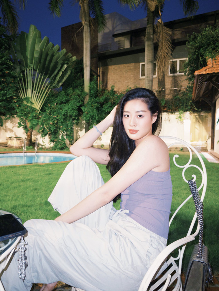 Phong cách tối giản giúp Khánh Vân giữ được năng lượng trẻ trung, gần gũi, đồng thời phản ánh gu thẩm mỹ ổn định của cô trong đời sống hàng ngày. (Ảnh FBNV)