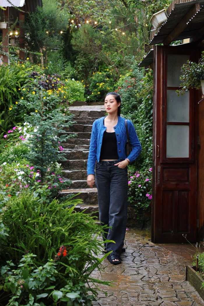 Tuy đơn giản nhưng mỗi set đồ của Khánh Vân đều được phối hợp hài hòa, nhấn mạnh vào đường cong cơ thể cùng đôi chân dài vốn là lợi thế hình thể nổi bật của cô. (Ảnh FBNV)