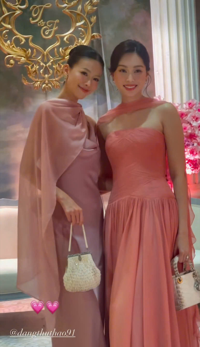 Đặng Thu Thảo khéo khoe nhan sắc xinh đẹp khi đứng chung khung hình với Phương Khánh. Ảnh chụp màn hình