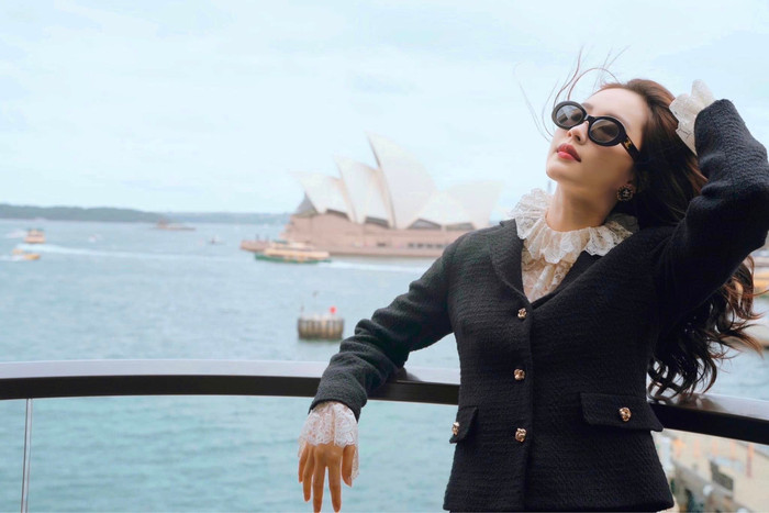 Đặng Thu Thảo thường đăng tải ảnh 'sống ảo' ở nước ngoài. Ảnh: FBNV