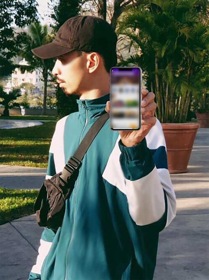 Đen Vâu đón đầu xu hướng công nghệ khi sử dụng điện chiếc điện thoại có thiết kế sang trọng và cấu hình mạnh mẽ. Ảnh: FBNV