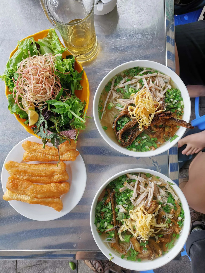 Thưởng thức món bún thang lươn vào buổi sáng se lạnh quả là điều tuyệt vời.