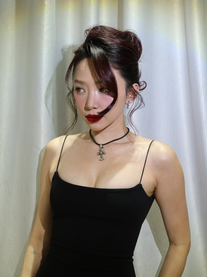 Tóc Tiên diện đầm đen tối giản nhưng cực kỳ tôn dáng (Ảnh: ISNV).