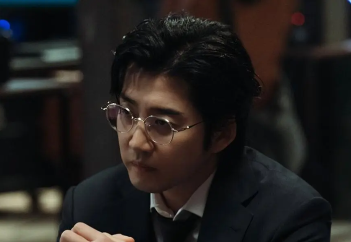 Yoon Kye Sang trong vai cựu đặc nhiệm bảo vệ khu phố