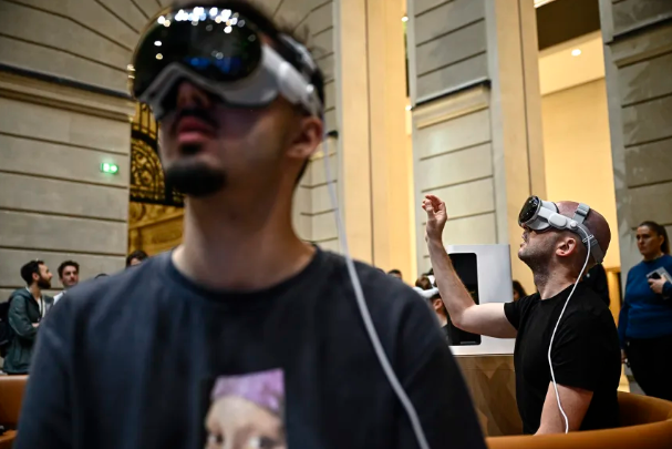 Khách hàng dùng thử thiết bị kính thực tế hỗn hợp Apple Vision Pro của công ty Apple Inc. Ảnh: Getty Images