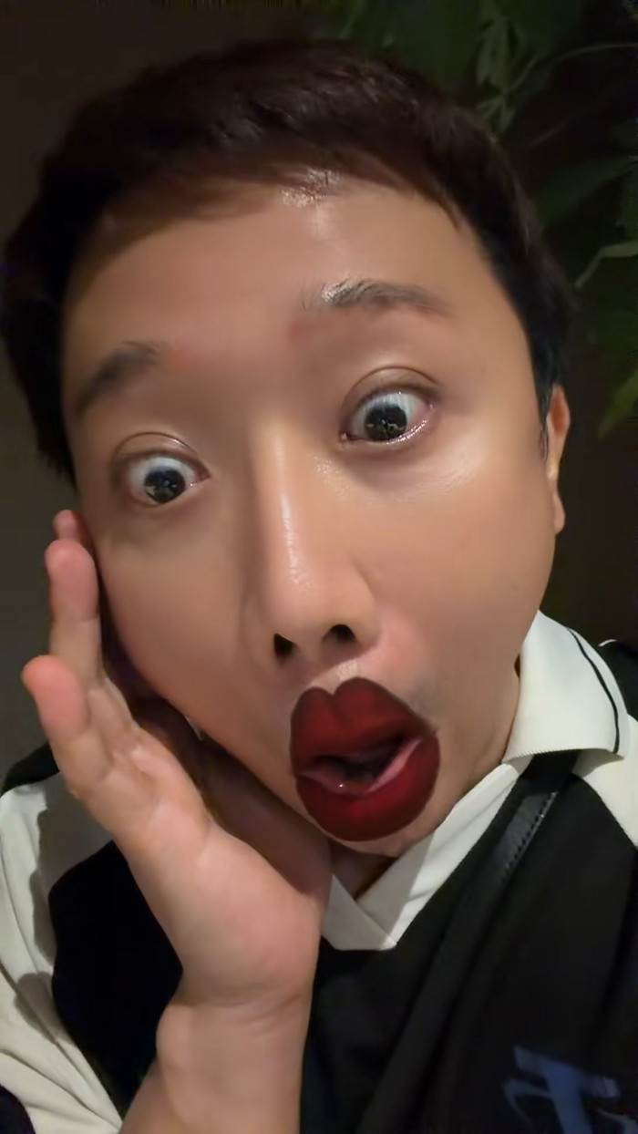 Ông xã Hari Won không ngại tự 'dìm' bản thân để mang đến những phút giây giải trí giữa đêm cho cư dân mạng.