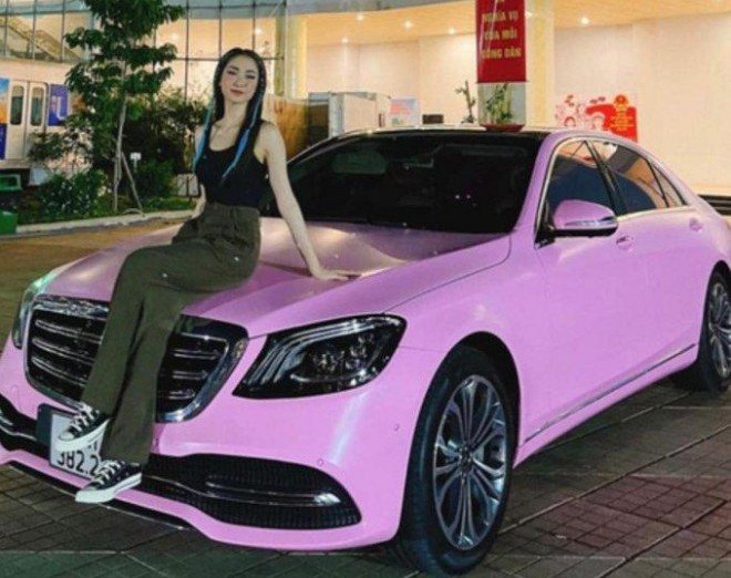 Hòa Minzy trang bị cho chiếc xe 5 tỷ của mình màu tím hồng độc đáo. 