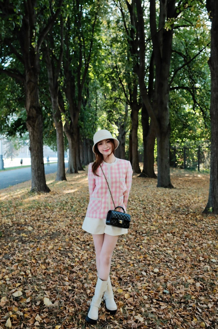 Hòa Minzy thường ưu tiên trang phục nữ tính, trẻ trung. (Ảnh FBNV)