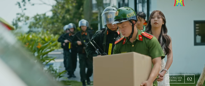 Bên cạnh đó, tập 2 có nhiều tình tiết gay cấn khi các chiến sĩ công an bắt đầu truy tìm kẻ cầm đầu các đường dây tiền ảo.