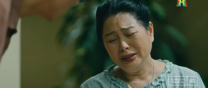 Sang tập 2, nhóm tội phạm đánh vào những người có tâm lý nhẹ dạ như bà Hoa - mẹ của Long.