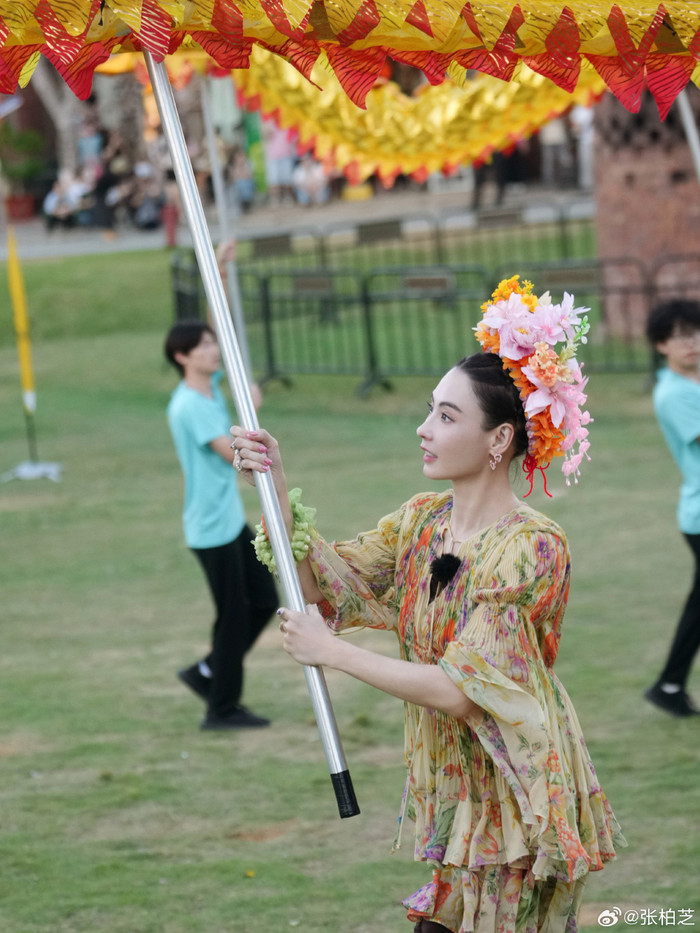 Trước khi xảy ra ồn ào kiện tụng, Trương Bá Chi vẫn làm việc chăm chỉ. Ảnh: Weibo