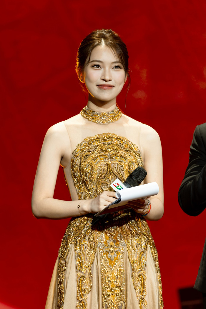 Khánh Vy trong một lần đi dẫn lễ trao giải. Ảnh: FBNV