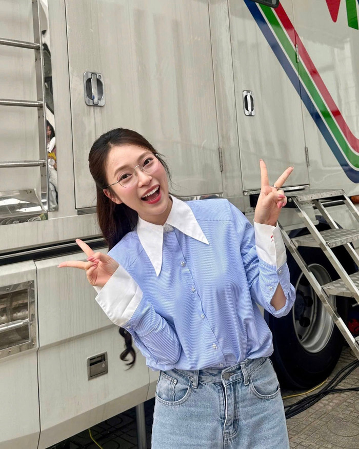 Khánh Vy luôn nở nụ cười tươi mỗi khi chụp hình. Ảnh: FBNV