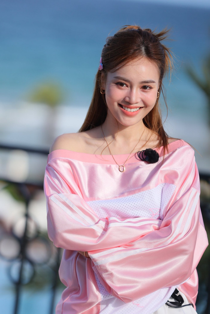 Dù gặp chấn thương không nhẹ nhưng nữ diễn viên vẫn giữ tinh thần lạc quan, tích cực làm việc. (Ảnh FBNV)