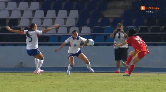 Bóng đã chạm tay cầu thủ Philippines.