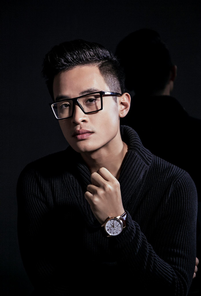 Ca sĩ Hà Anh Tuấn khéo léo lựa chọn chiếc đồng hồ mạ vàng, để tôn lên vẻ lịch lãm và phong cách tối giản. Ảnh: FBNV