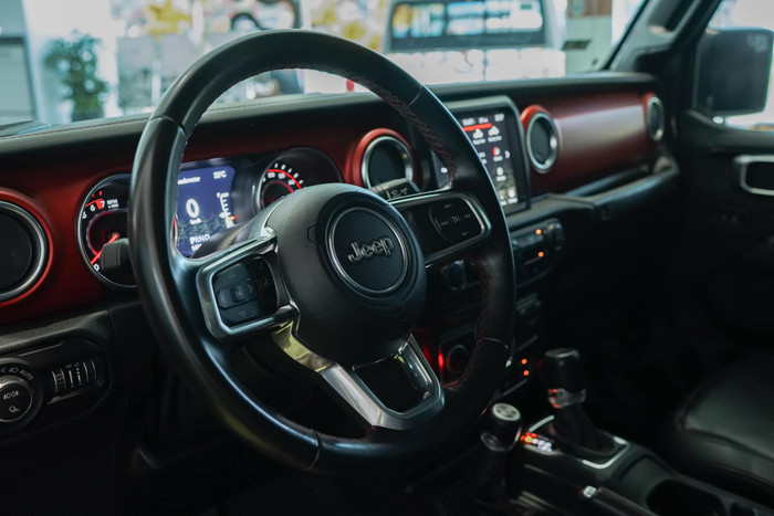 Khoang lái của xe ô tô vợ chồng Ngô Thanh Vân sở hữu. Ảnh: FBNV