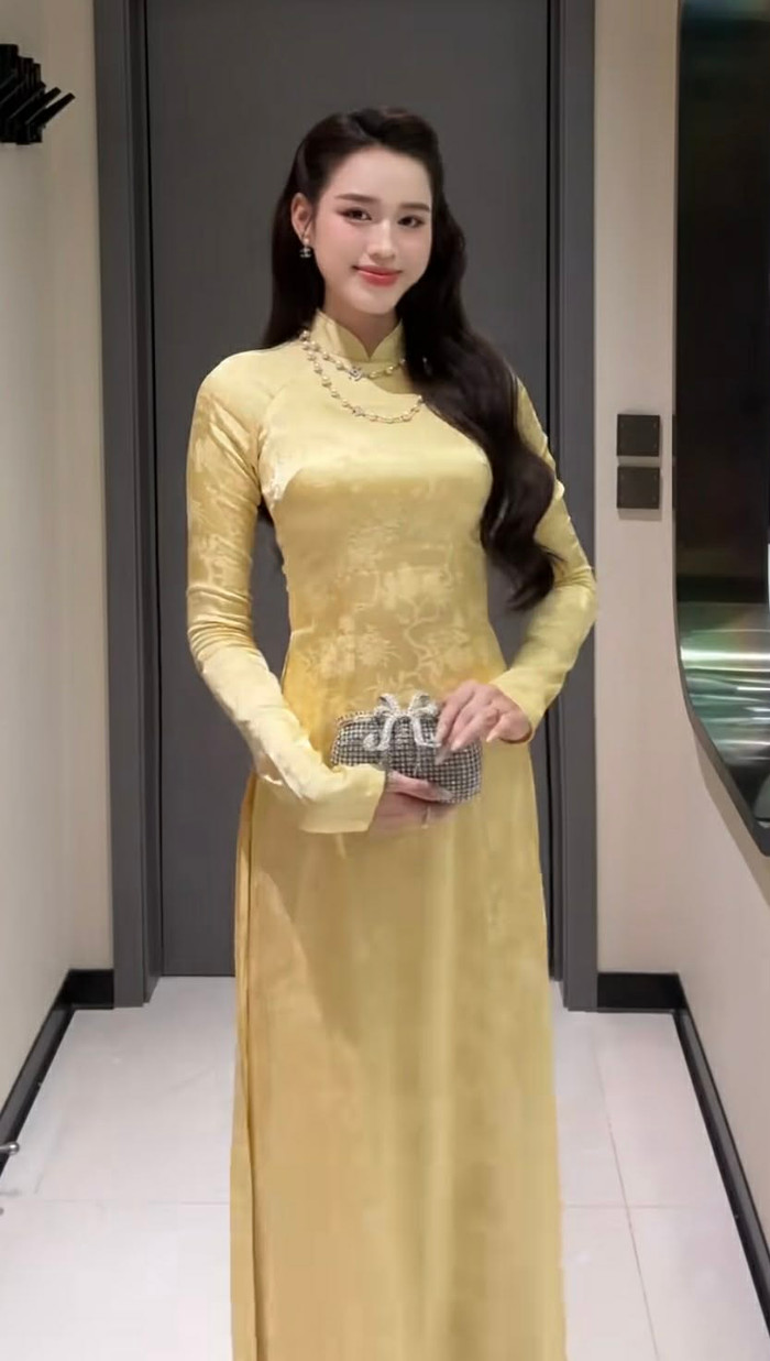 Đỗ Thị Hà duyên dáng trong chiếc áo dài dành cho cô nàng mệnh Kim. Ảnh chụp màn hình