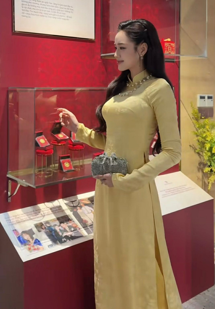 Nét đẹp của Đỗ Thị Hà trong tà áo dài dịu dàng. Ảnh chụp màn hình