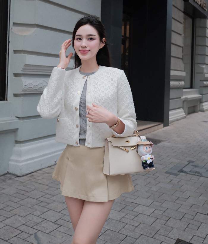 Đỗ Thị Hà diện tà áo dài dành cho cô nàng mệnh Kim. Ảnh: FBNV