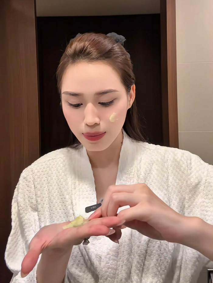 Sáp tẩy trang của Đỗ Thị Hà có cách dùng đơn giản. Ảnh chụp màn hình