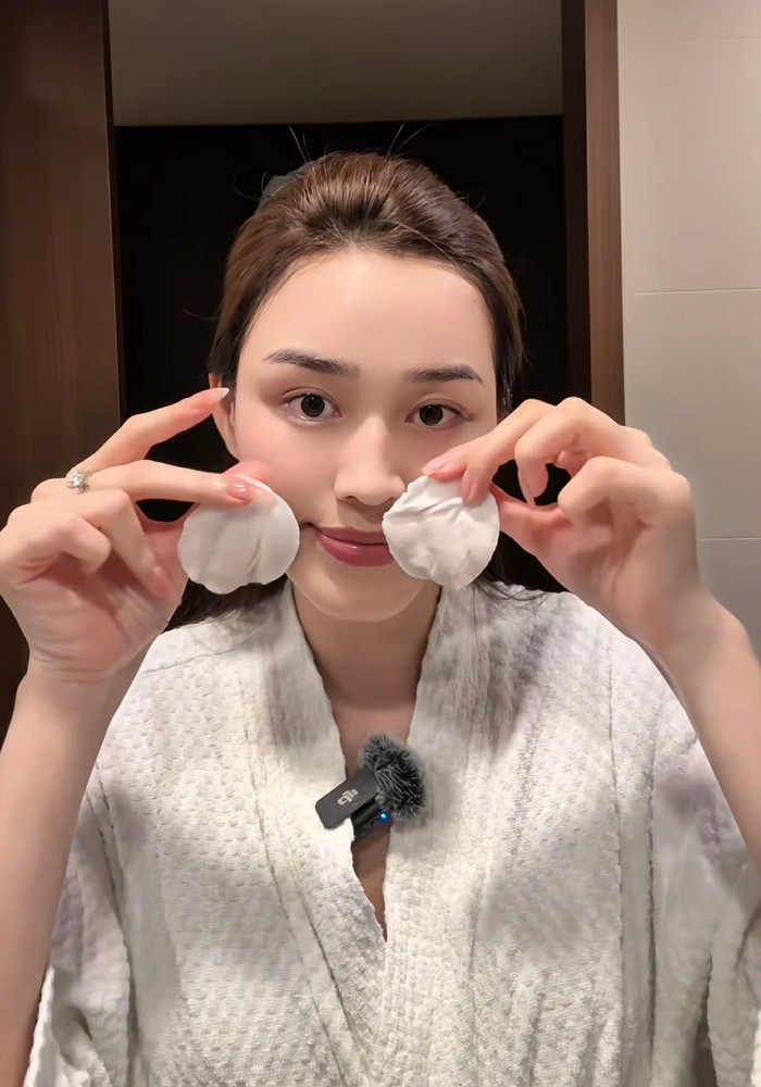 Đỗ Thị Hà khoe mặt mộc sạch sâu sau khi dùng sáp tẩy trang 500 nghìn. Ảnh chụp màn hình