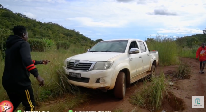 Chiếc xe 400 triệu trên kênh Youtube của Quang Linh Vlogs. Ảnh chụp màn hình