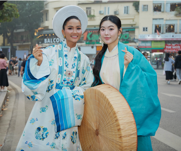 Mới đây, Lọ Lem đã gây sốt bởi nhan sắc xinh đẹp khi xuất hiện cùng Hoa hậu H'Hen Niê.