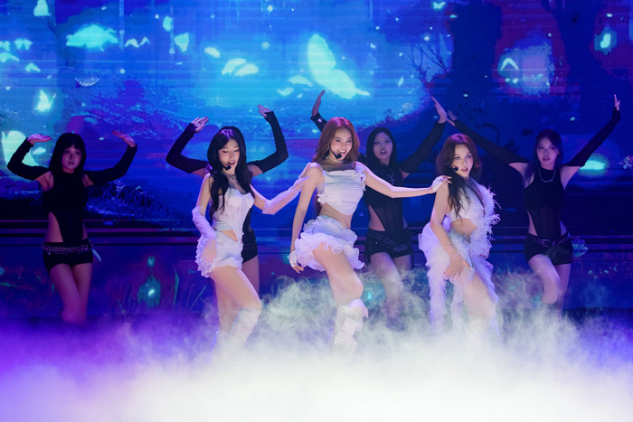 Ninh Dương Lan Ngọc trong thời gian điều trị vẫn nỗ lực đi làm. Ảnh: FBNV