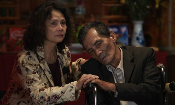 Thương Tín và NSND Minh Châu trong một cảnh phim Cu li không bao giờ khóc