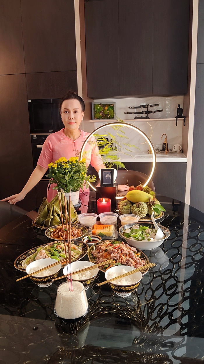 Việt Hương bày mâm cơm cúng giỗ nghệ sĩ Chí Tài. (Ảnh FBNV)