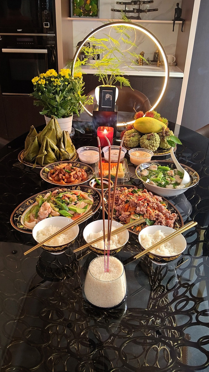 Nhiều khán giả xúc động trước tình cảm mà Việt Hương dành cho đàn anh trong nghề. (Ảnh FBNV)